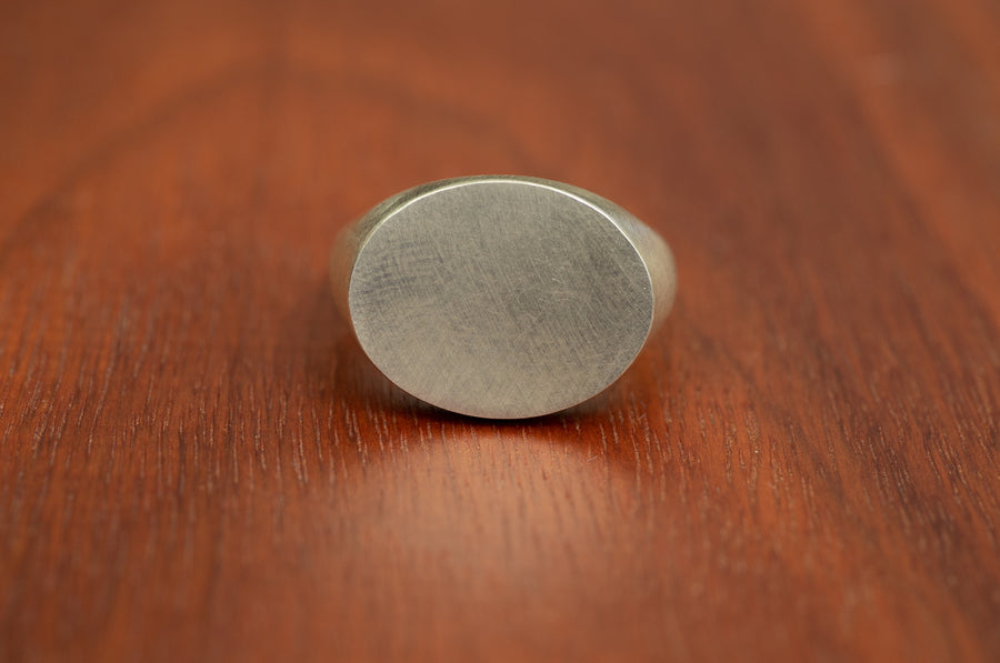 Large horizontal Oval Signet