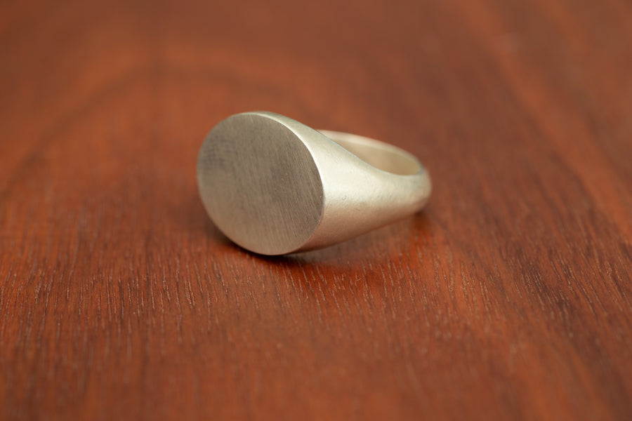 Large horizontal Oval Signet