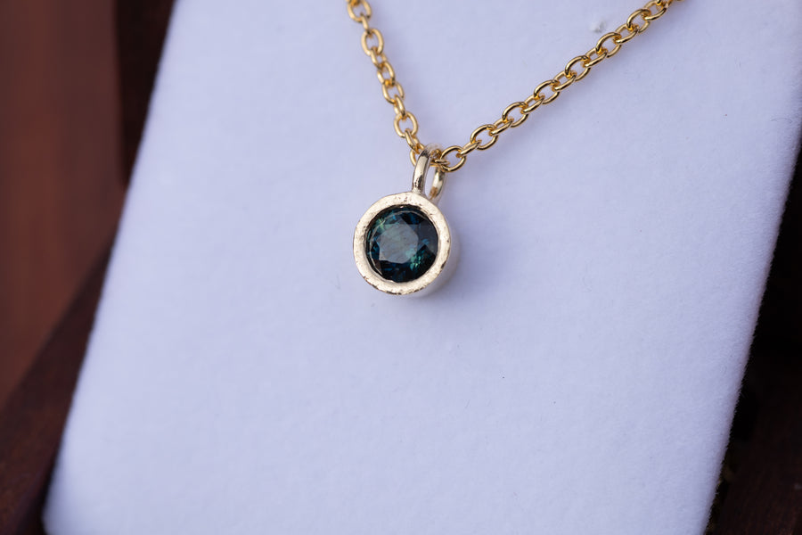 1.07ct Blue Sapphire Necklace in 9ct Yellow Gold
