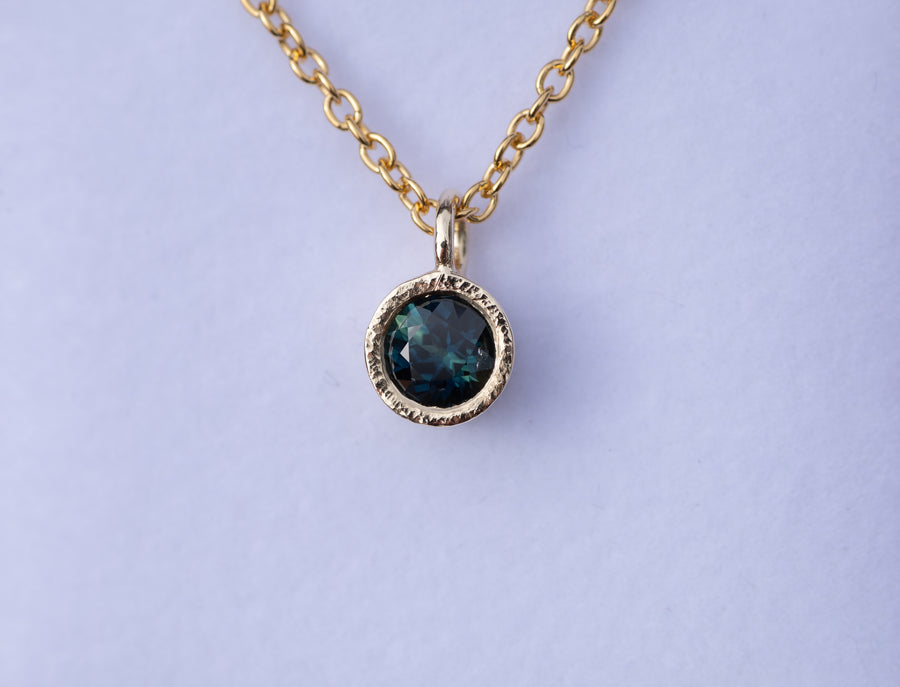 1.07ct Blue Sapphire Necklace in 9ct Yellow Gold