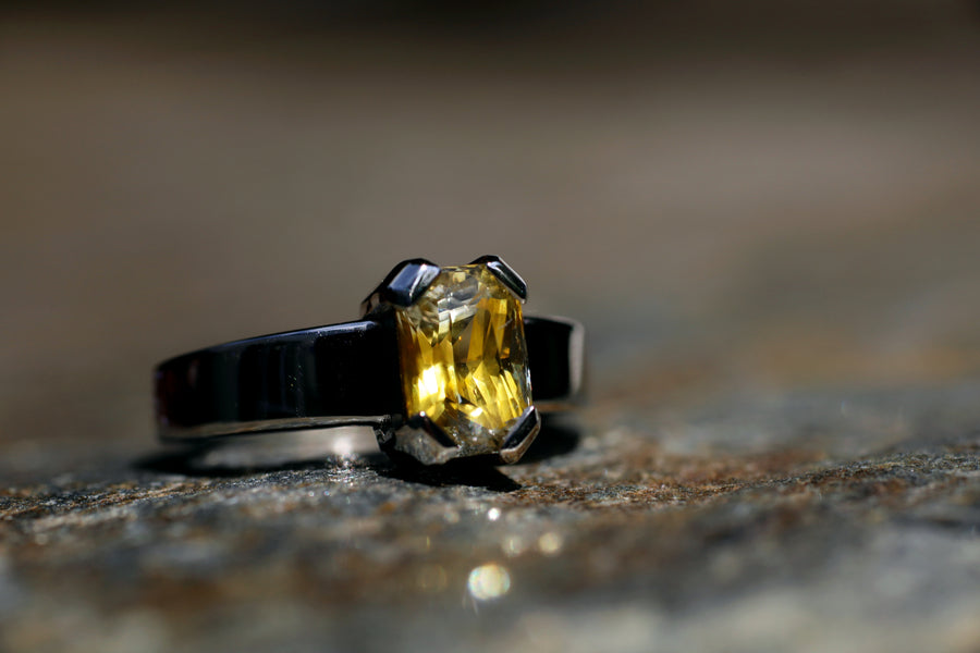 3.08ct Bi-colour Yellow Sapphire in Platnium ring