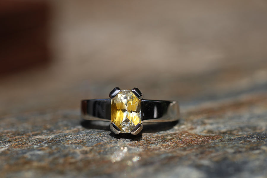 3.08ct Bi-colour Yellow Sapphire in Platnium ring