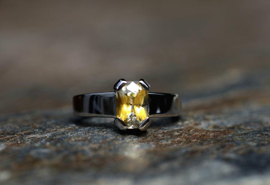 3.08ct Bi-colour Yellow Sapphire in Platnium ring