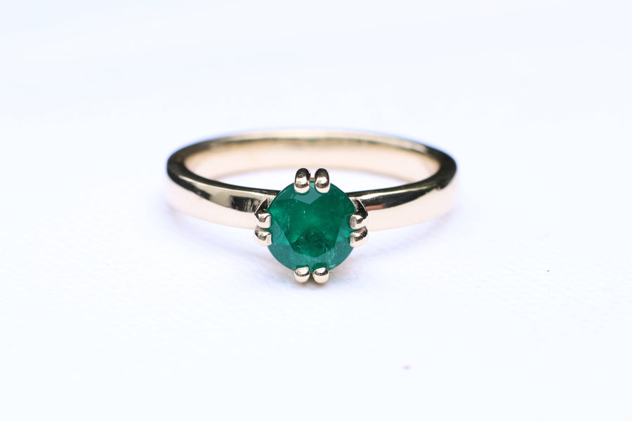 1.06ct certified Emerald claw set on 9ct yellow gold.