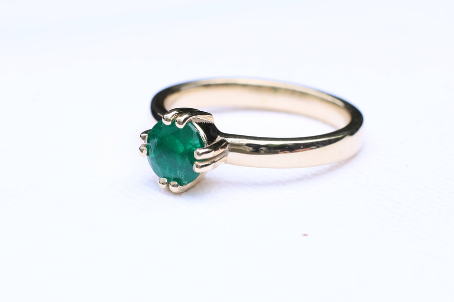 1.06ct certified Emerald claw set on 9ct yellow gold.