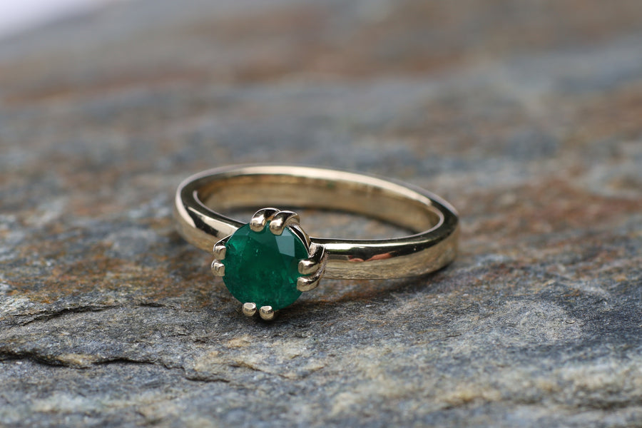 1.06ct certified Emerald claw set on 9ct yellow gold.