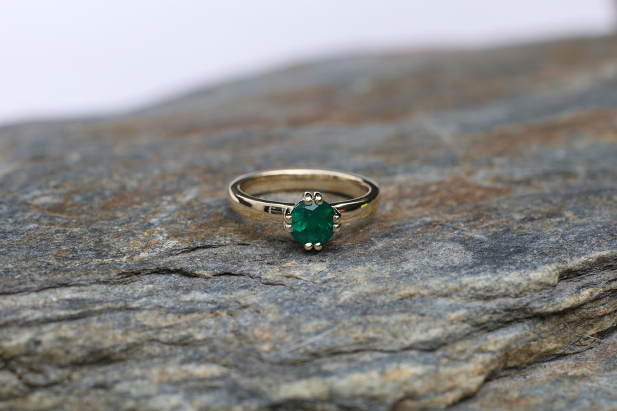 1.06ct certified Emerald claw set on 9ct yellow gold.