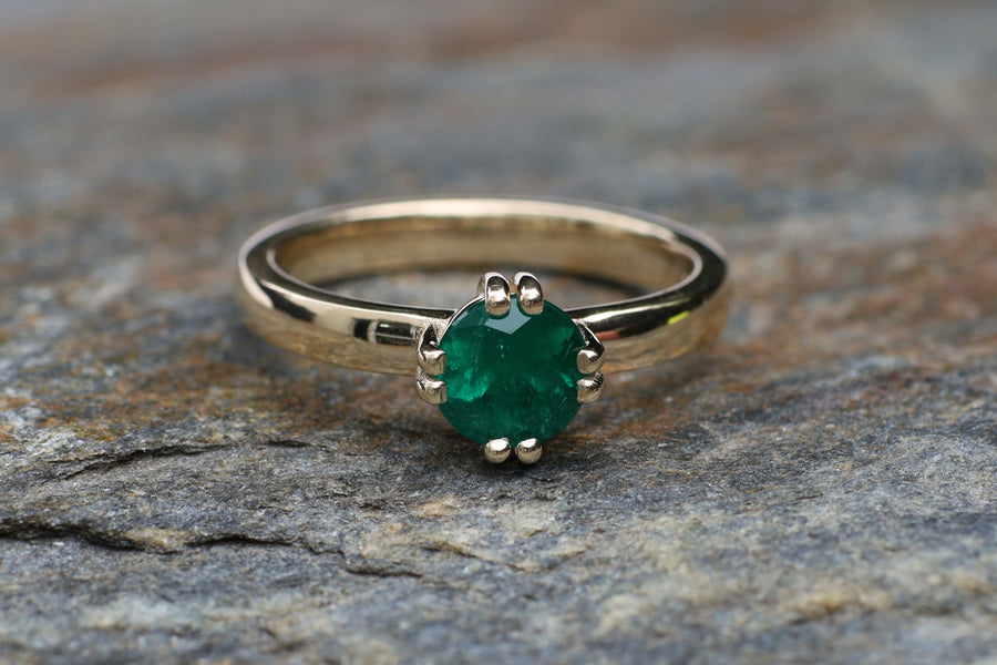 1.06ct certified Emerald claw set on 9ct yellow gold.